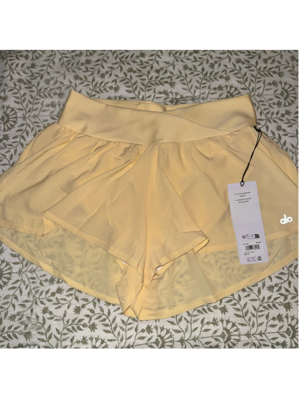 Alo Yoga V-Cute Running Short M Yellow - Picture 2 of 6